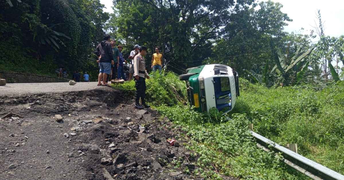 Kecelakaan Tunggal di Tanjakan Baeud, Angkot Terbalik Tanpa Penumpang