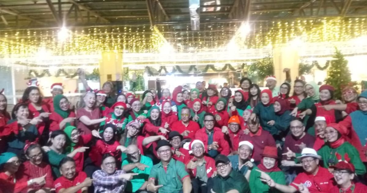 paduan suara Swara Jakarta 80 (SJ80) yang tampil memukau di pelataran Pasaraya Blok M, Jakarta Selatan, Sabtu (20/12/2025).