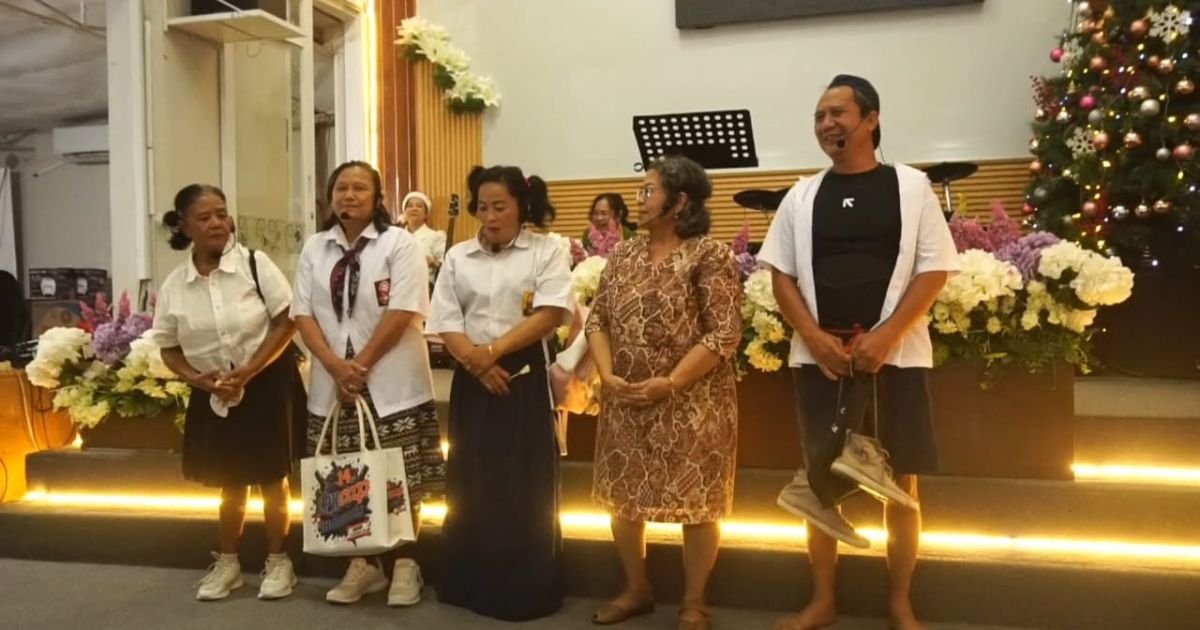 Para jemaat lanjut usia menampilkan drama komedi saat perayaan Natal di Gereja GPDI Gloria Citra Indah, Kecamatan Jonggol, Kabupaten Bogor, Jawa Barat, Jumat sore.