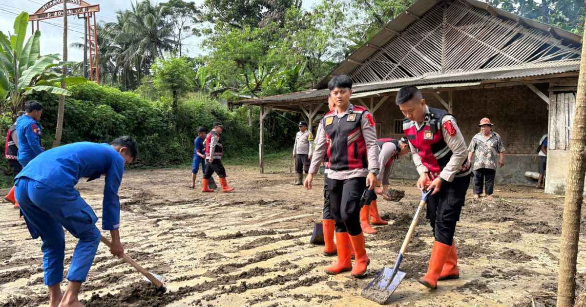 Aksi Heroik Sat Samapta, Jalan Tertimbun Longsor di Nyalindung Berhasil Dibersihkan