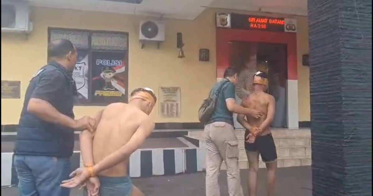 Pelaku begal saat beraksi di Cileungsi, Kabupaten Bogor. Dua pelaku berhasil ditangkap, sementara dua lainnya masih buron.