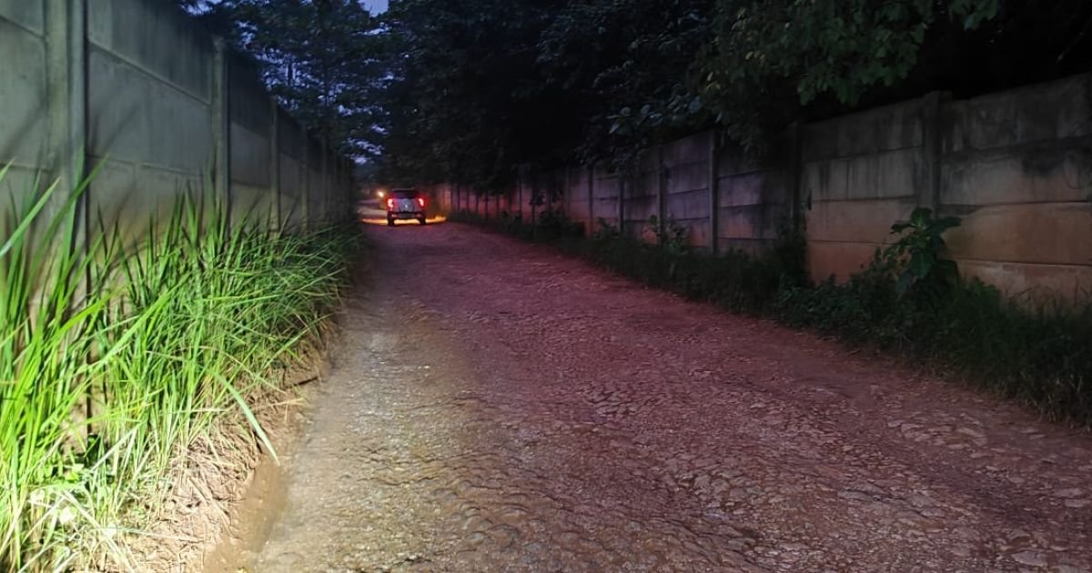 Jalan Sawit penghubung 2 kecamatan Cileungsi dan Klapanunggal antara Desa Mampir, Dayeuh Dan Desa Cikahuripan