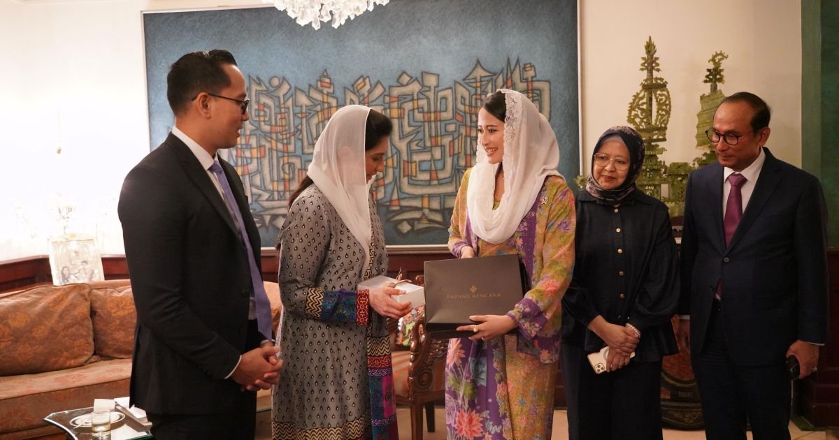 Wakil Menteri Perdagangan Republik Indonesia, Dyah Roro Esti Widya Putri, melakukan pertemuan dengan Ibu Negara Republik Islam Pakistan, Aseefa Bhutto Zardari, dalam rangkaian kunjungan kerja ke Karachi, Pakistan, pada Sabtu (10/1/2025).