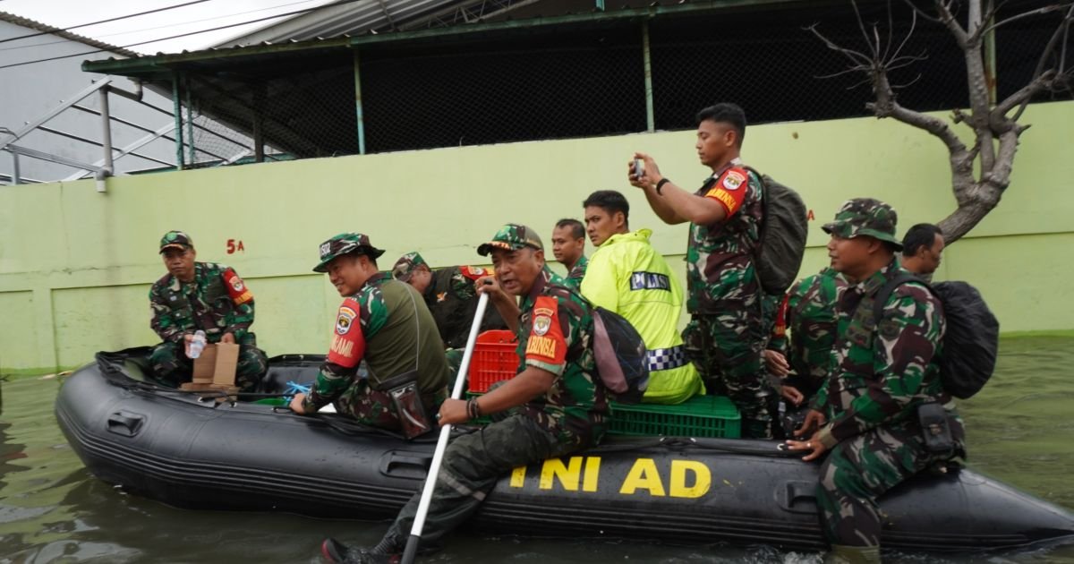 Kodam Jaya Gerak Cepat Bantu Warga Terdampak Banjir Kapuk Muara, Kerahkan Perahu LCR dan Tim Kesehatan
