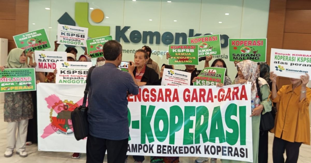 Anggota KSPSB berorasi di lobby Kementerian Koperasi(KemenKop)