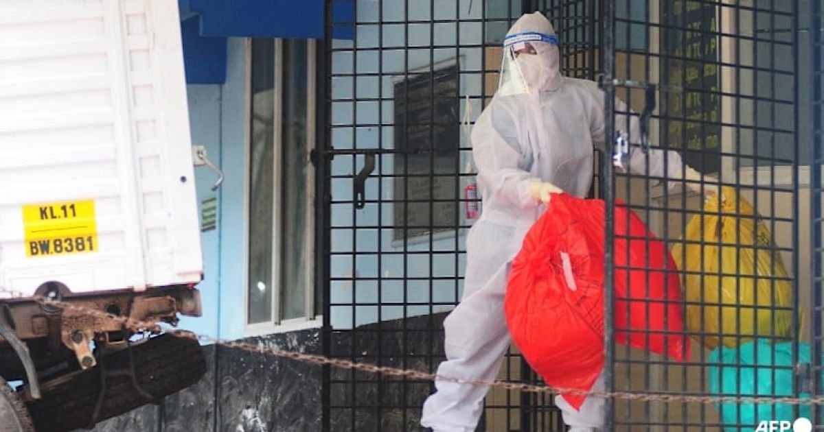 Seorang petugas kesehatan yang mengenakan alat pelindung diri membuang limbah berbahaya dari pusat isolasi virus Nipah di sebuah rumah sakit pemerintah di Kozikode, negara bagian Kerala, India selatan, pada 16 September 2023. (Foto arsip: AFP).