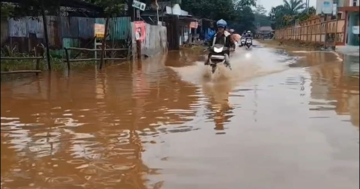 Banjir 80 Cm Rendam Jalan Mekarsari–Cipenjo, Aktivitas Warga Terganggu