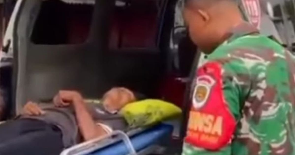 Babinsa Kebon Baru Evakuasi Orang Tak Dikenal yang Alami Kejang-kejang