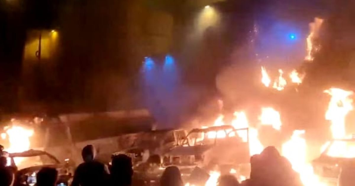 Para pengunjuk rasa berkumpul saat kendaraan terbakar, di tengah kerusuhan anti-pemerintah yang terus berkembang, di Teheran, Iran, dalam cuplikan layar yang diperoleh dari video media sosial yang dirilis pada 9 Januari 2026.