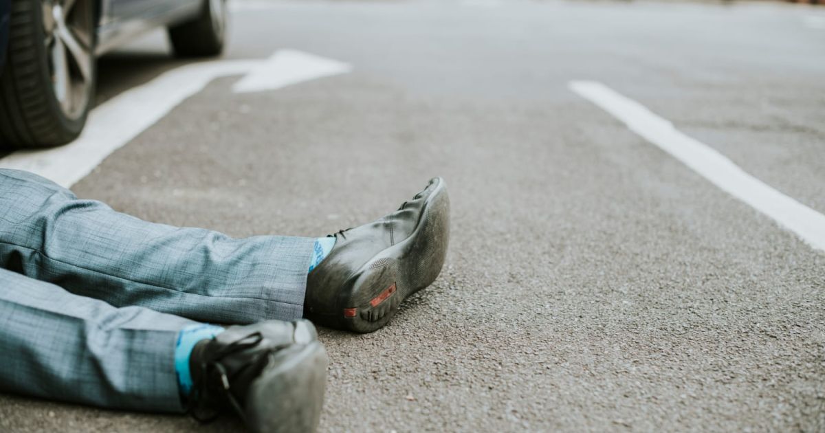 Gagal Menyalip Truk Semen, Pemotor Kritis Terlindas di Gunung Putri Bogor