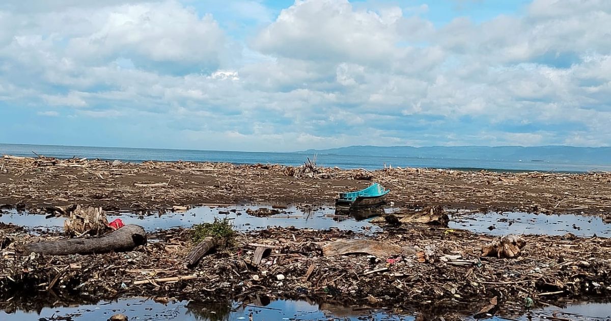 Pantai Talanca Kembali Dipenuhi Sampah, Warga Soroti Lemahnya Pengendalian Limbah dari Hulu