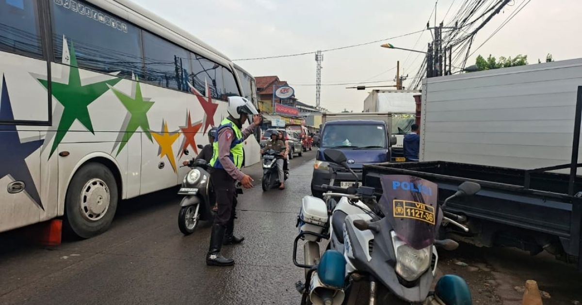 Antrean truk kontainer dan tronton yang mengurus perpanjangan uji KIR di Dishub Kabupaten Bekasi menyebabkan kemacetan parah di Jalan Pantura Urip Sumoharjo hingga Simpang SGC, Senin (10/2/2026).
