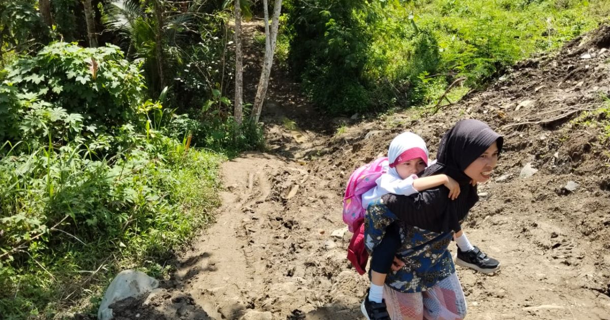 Aksi Bocah SD di Sukabumi Sindir Pemerintah, Pilih Jalan Layak Ketimbang Program MBG