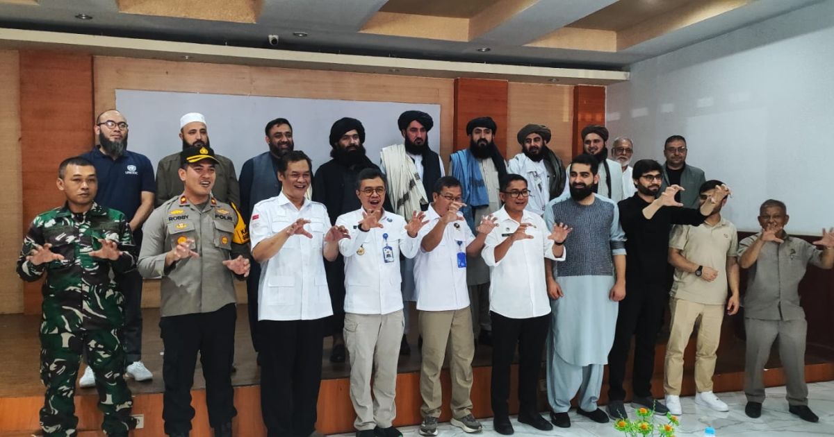 Kepala Desa Gunung Putri Daman Huri saat menerima kunjungan perwakilan UNDP Afghanistan yang mempelajari program Desa Bersinar di Gunung Putri, Kabupaten Bogor, Rabu (11/2/2026).