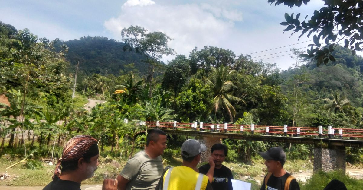 UPTD Irigasi Kelas A Wilayah V Jasinga Tinjau Lokasi Sungai Ciasahan Meluap di Cigudeg kabupaten Bogor. Foto Dede Surya