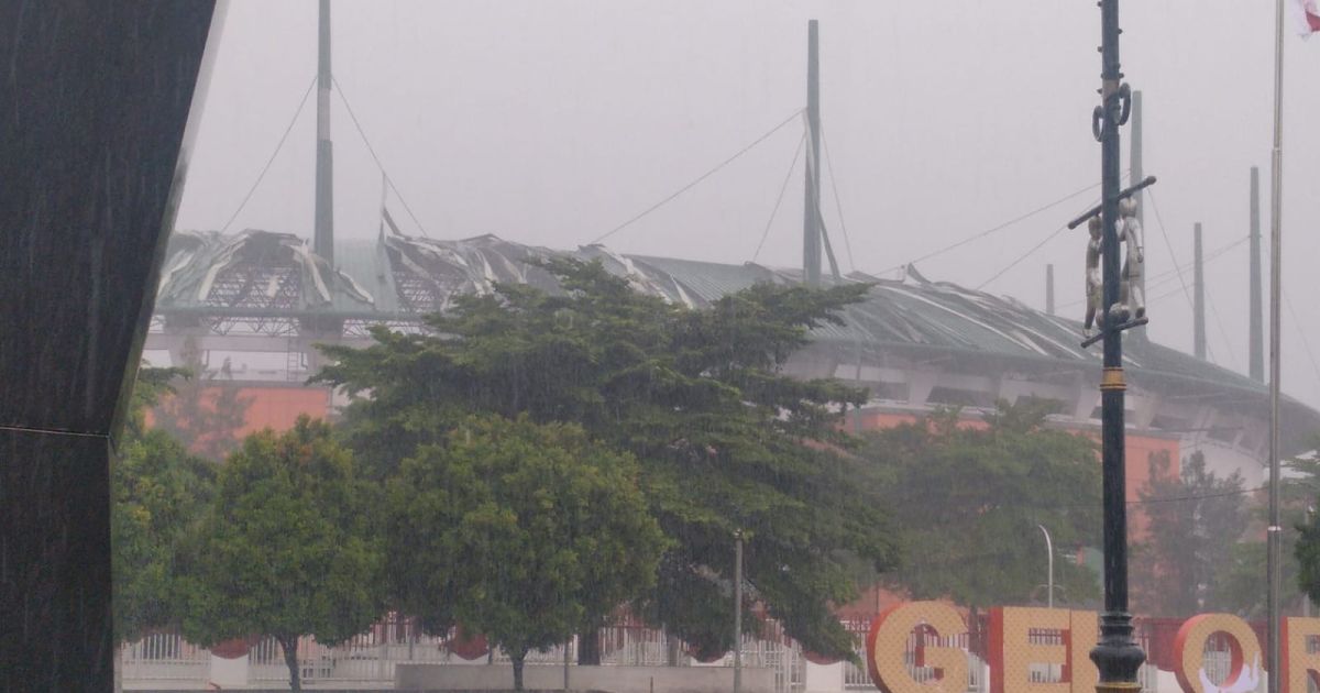 Video amatir warga memperlihatkan atap Stadion Pakansari Cibinong beterbangan saat angin puting beliung menerjang kawasan tersebut, Kamis (12/2/2026) siang.