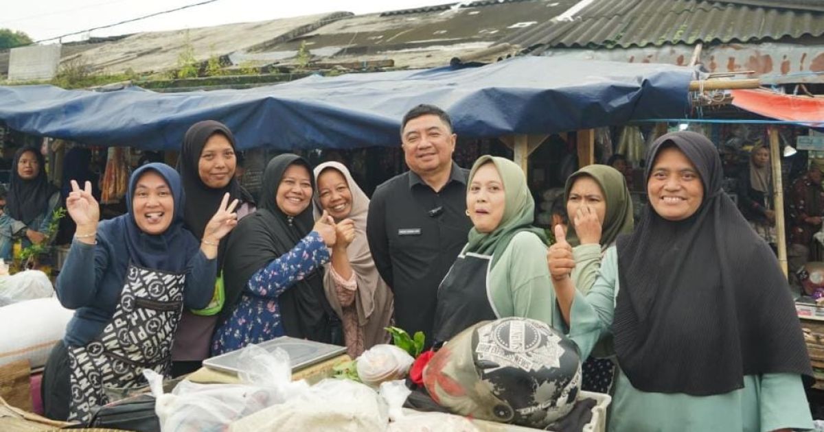 Bupati Garut Abdusy Syakur Amin ( Tengah Kemeja Hitam) saat meninjau harga dan ketersediaan bahan pokok penting di Pasar Guntur Ciawitali, Kecamatan Tarogong Kidul, Kamis foto Sanusi