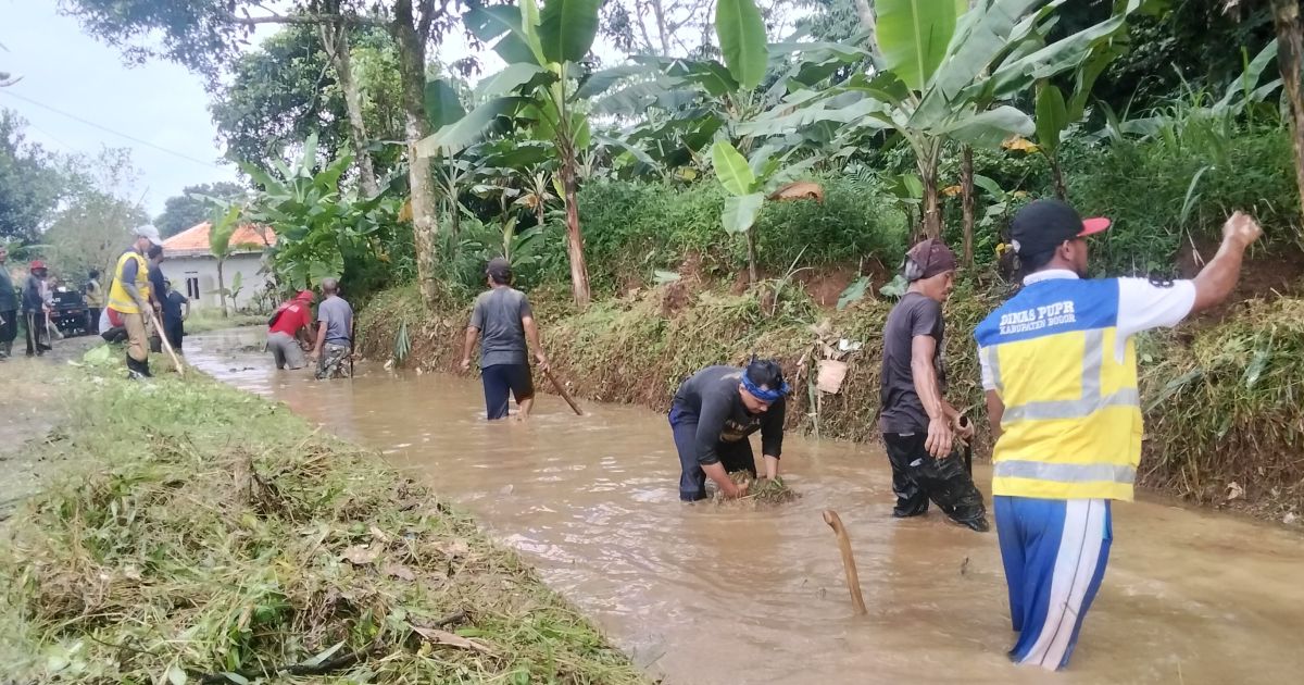 Gotong Royong Normalisasi Saluran Irigasi Sendung di Jasinga, Libatkan KNPI Jasinga dan Pemdes