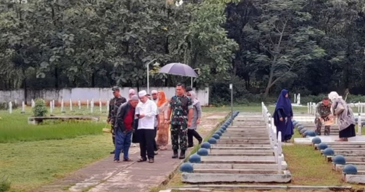 Dandim Kota Cirebon Letkol Arm Drajat Santoso Kawal Jenderal (Purn) Dudung Abdurachman Ziarah ke Makam Orang Tua di TMP Kesenden