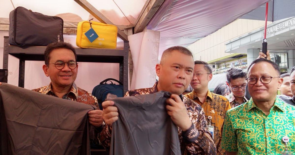 Menteri Perdagangan Budi Santoso (kanan) bersama Menteri Perhubungan Dudy Purwagandhi (kiri) saat meninjau produk UMKM Lokal di Stasiun Gambir, Jakarta, Selasa (24/2/2026).