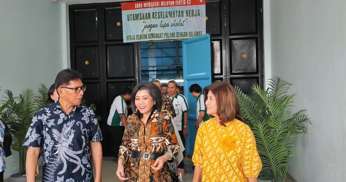 Dr. Aviliani  PP ISEI (Baju Kuning) bersama Ir. Rahmat Samulo Ketua Pengurus Yayasan Astra (Baju Batik) saat meninjau proses produksi plastik injection di PT Eran Plastindo Utama.