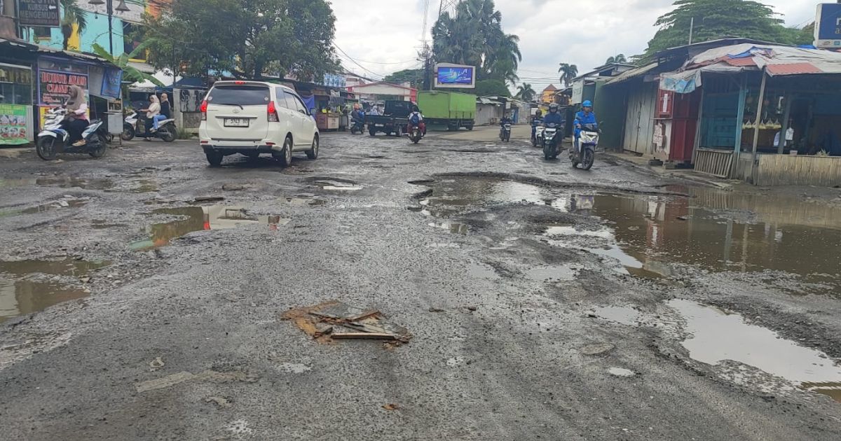 Kondisi Jalan Griya Bukit Jaya, Desa Tlajung Udik, Kecamatan Gunung Putri, Kabupaten Bogor, yang kembali rusak meski baru diperbaiki pada akhir 2025.