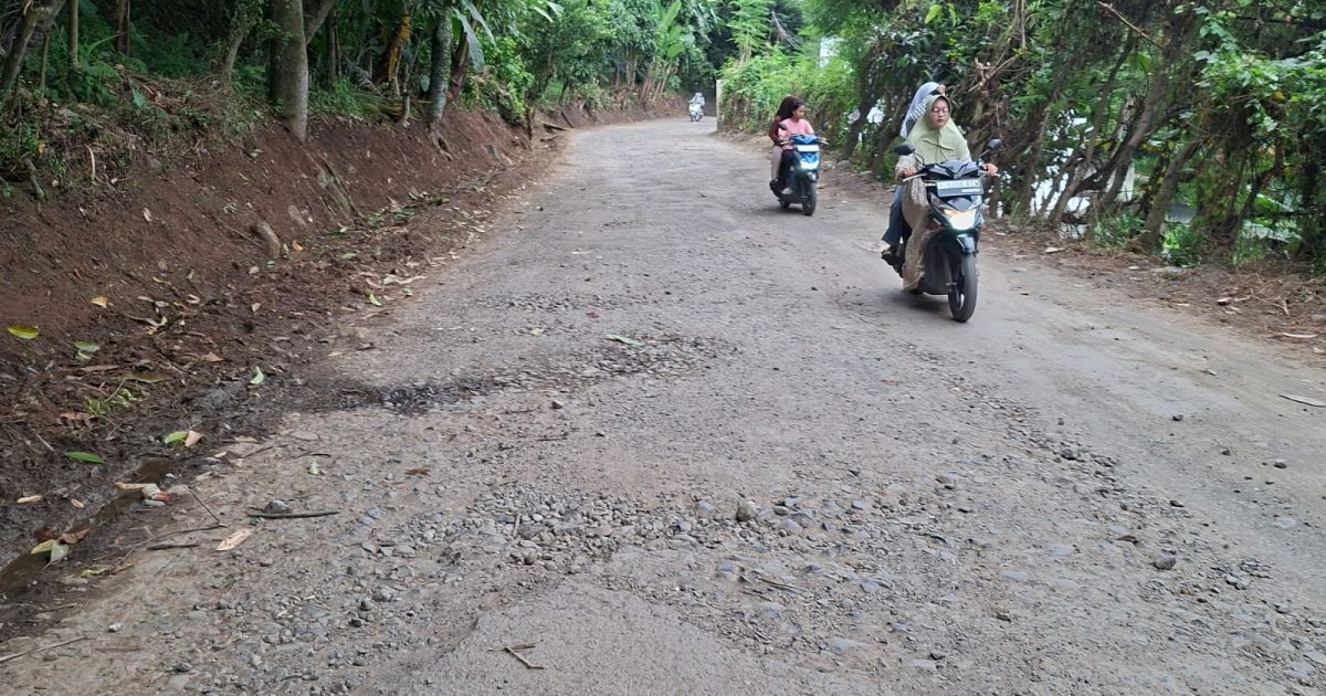 Jalan Kabupaten penghubung Desa Karyamekar dan Mekarwangi, Kabupaten Bogor, rusak parah dengan lubang menganga di sejumlah titik. Ruas ini menjadi akses utama warga sekaligus jalur kendaraan proyek Bendungan Cijurey.