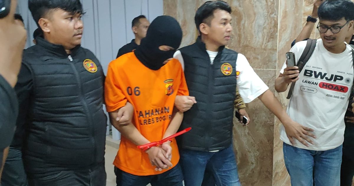 Pelaku pembunuhan pasutri Citeko digelandang ke Mapolres Bogor untuk menjalani pemeriksaan lebih lanjut. Tersangka dijerat Pasal 459 KUHP tentang pembunuhan berencana dengan ancaman pidana seumur hidup atau 20 tahun penjara