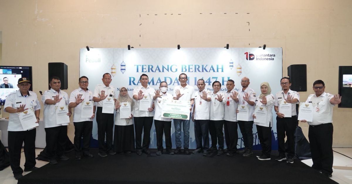 Wakil Wali Kota Jakarta Selatan Ali Murtadho bersama General Manager PLN UID Jakarta Raya Moch. Andy Adchaminoerdin dan jajaran manajemen PLN dalam kegiatan Terang Berkah Ramadan 1447 H di GOR Pengadegan, Jakarta Selatan, Rabu (4/3/2026). Poto.TBA