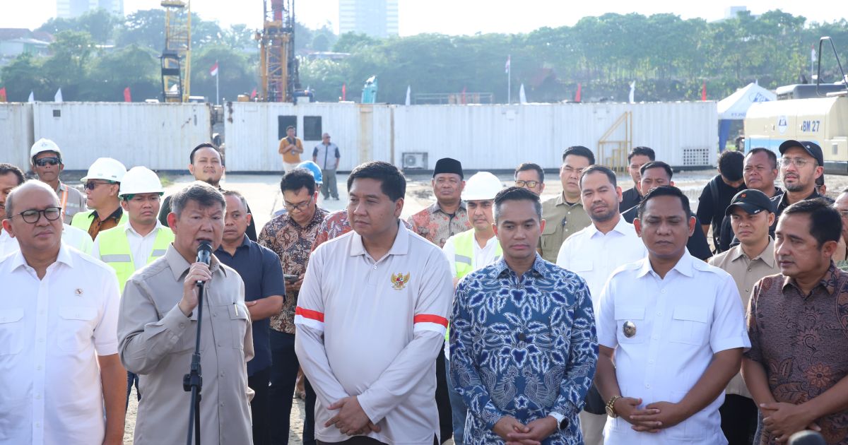 CEO Lippo Group James Riady bersama Menteri Arra meninjau lokasi lahan hibah 30 hektare di Cikarang, Kabupaten Bekasi, Minggu (8/3/2026), yang akan digunakan untuk pembangunan hunian bagi masyarakat berpenghasilan rendah.