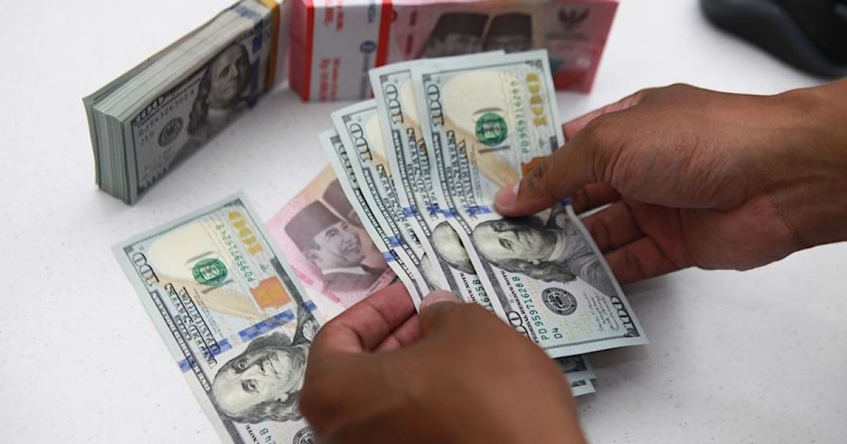 Tekanan Ganda Harga Minyak dan Intervensi BI Picu Pelemahan Rupiah di Level Rp16.900-an