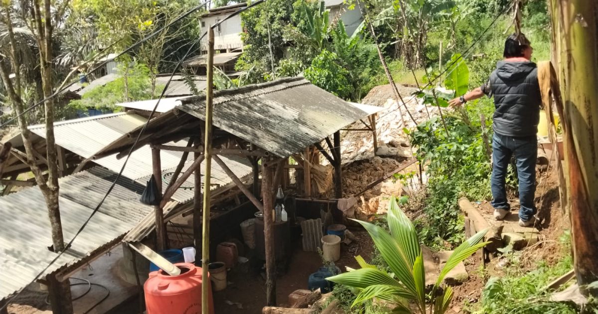 Tambang Emas Ilegal Diduga Beroperasi di Lengkong Sukabumi, Ratusan Karung Material Berserakan di Pinggir Jalan