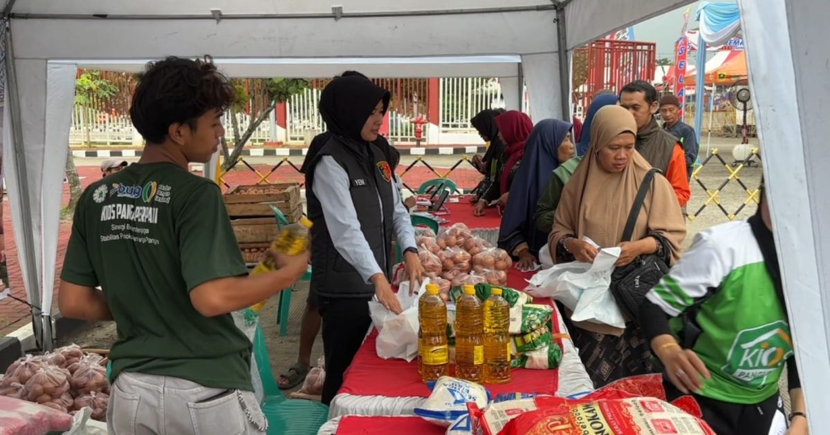Ratusan warga mengantre saat Gerakan Pangan Murah yang digelar Polres Bogor di kawasan Stadion Pakansari, Cibinong, Rabu (11/3).