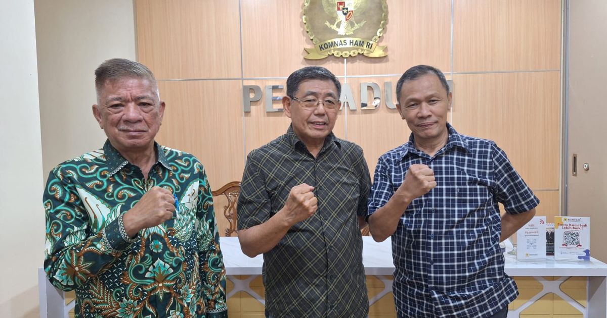 Koordinator THMP, C. Suhadi (tengah) bersama Edy Gazali dan M. Kunang, menegaskan bahwa segala bentuk kekerasan terhadap warga negara tidak dapat ditoleransi. Foto.Kim.