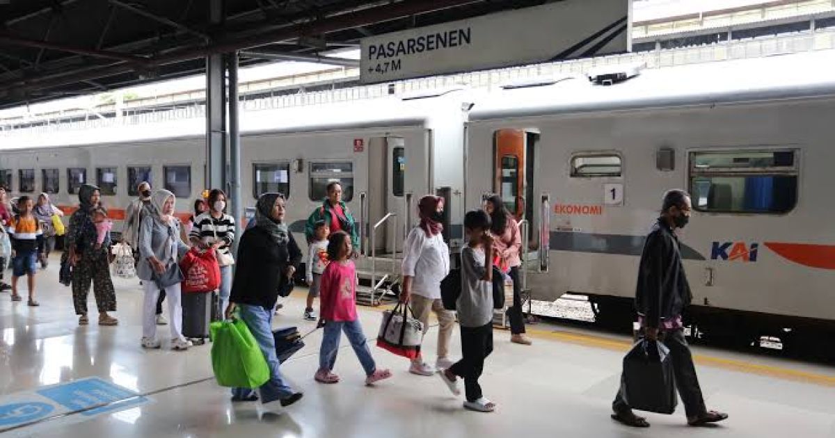 Para pemudik di stasiun PS.Senen.foto istimewa.