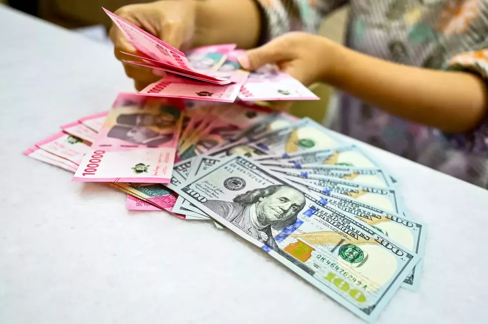 Sentimen Global Tekan Rupiah, Perdagangan Senin Sore Dekati Level Psikologis Rp 17.000 per Dolar AS