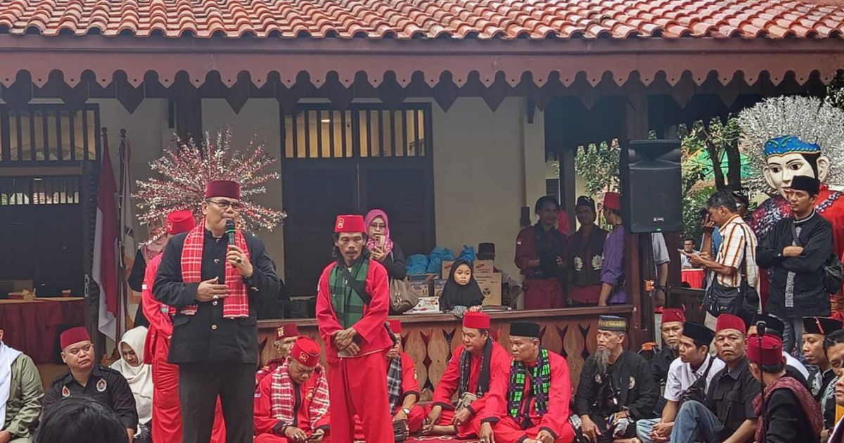 Ketua Umum Dewan Adat BAMUS Betawi, Muhammad Rifqi atau yang akrab disapa Ekki Pitung dalam acara Ramadhan Penuh Cinta ke-15, di Balai Budaya Condet, Jakarta Timur, Rabu (18/3/2026).foto.Lexi.