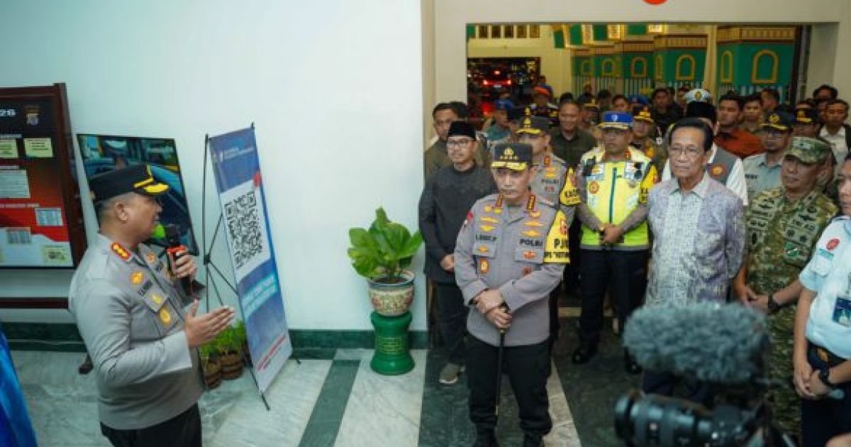 Kapolri Jenderal Pol Listyo Sigit Prabowo saat meninjau kesiapan Stasiun Tugu Yogyakarta bersama Kakorlantas Polri Irjen Pol Drs. Agus Suryonugroho, S.H., M.Hum.Foto.dok pribadi.