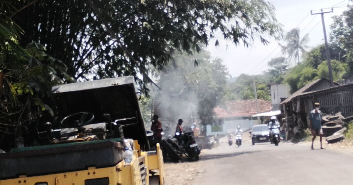 Hore, Akhirnya Jalan Cagak Panjaungan yang Berlubang di Pintu Masuk Keluar Kecamatan Nanggung Mulai Ditambal