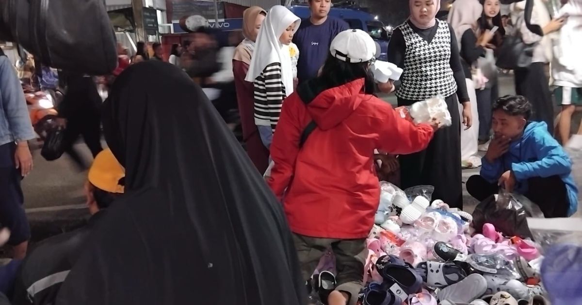 Perbedaan Waktu Lebaran, Pedagang Sandal Musiman Keluhkan Penurunan Omzet