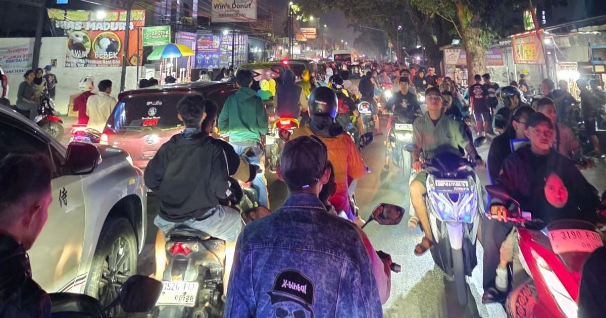 Pengendara sepeda motor terjebak kemacetan di Simpang Karacak, Leuwiliang, saat malam takbiran Idul Fitri. Arus lalu lintas padat merayap akibat tingginya mobilitas warga.(Dede)