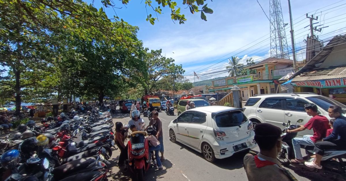 Wisatawan Membludak, Pantai Selatan Sukabumi Jadi Lautan Pengunjung.