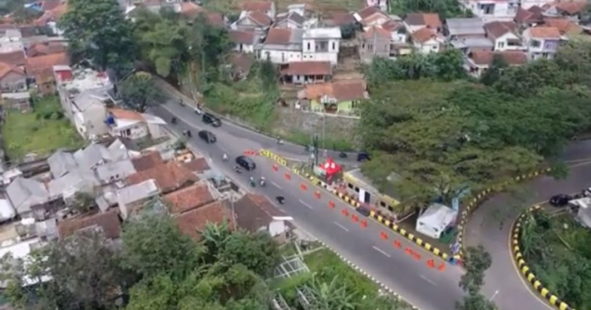 Kondisi arus lalu lintas di kawasan Simpang Nagreg, Kabupaten Bandung, terpantau ramai lancar pada Senin (23/3/2026) .foto.Dok Pribadi.