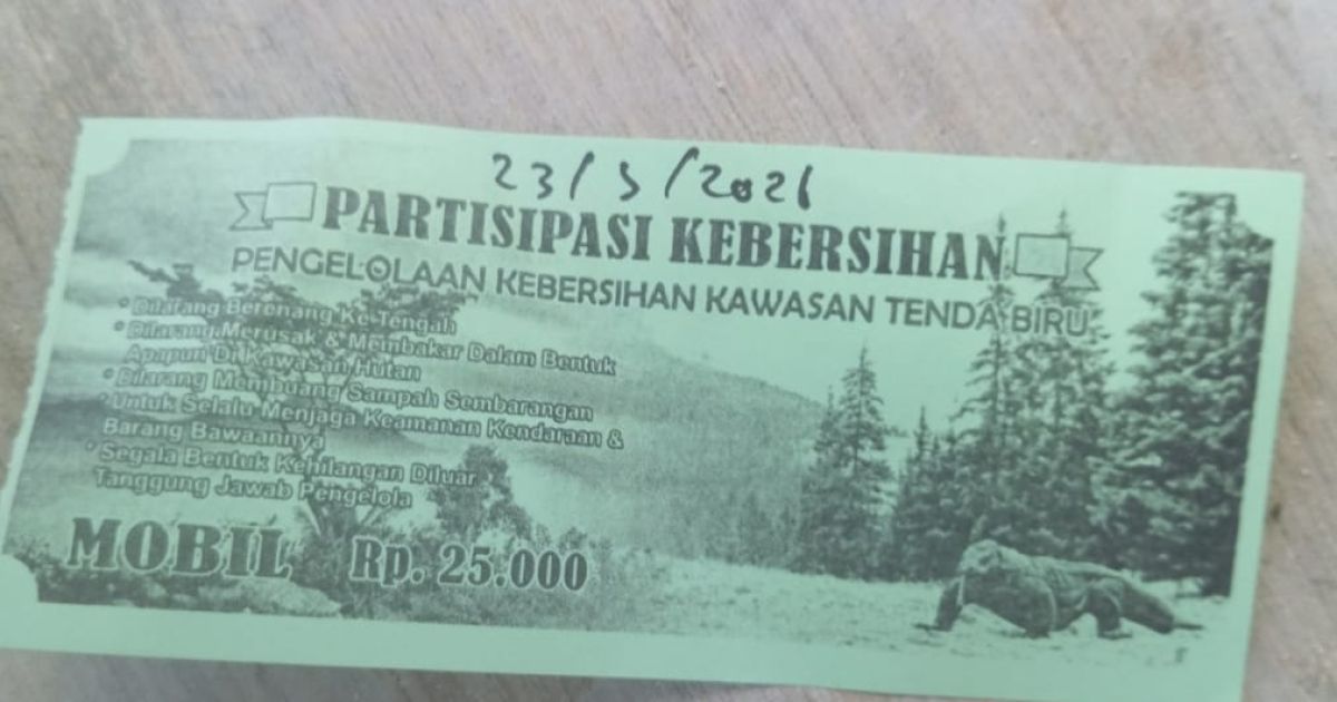Tiket pengunjung saat membayar biaya masuk bertuliskan “Partisipasi Kebersihan Kawasan Tenda Biru.”