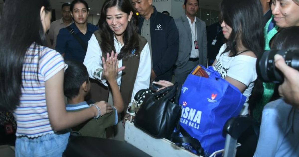 Menteri Komunikasi dan Digital Meutya Hafid saat meninjau Posko Terpadu di Bandara Internasional I Gusti Ngurah Rai, Bali, Selasa (24/3/2026).foto.Narsum