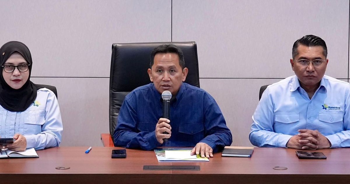 Sekretaris Kementerian Koperasi, Ahmad Zabadi(tengah), dikantornya, Rabu,(25/3).foto.AL.