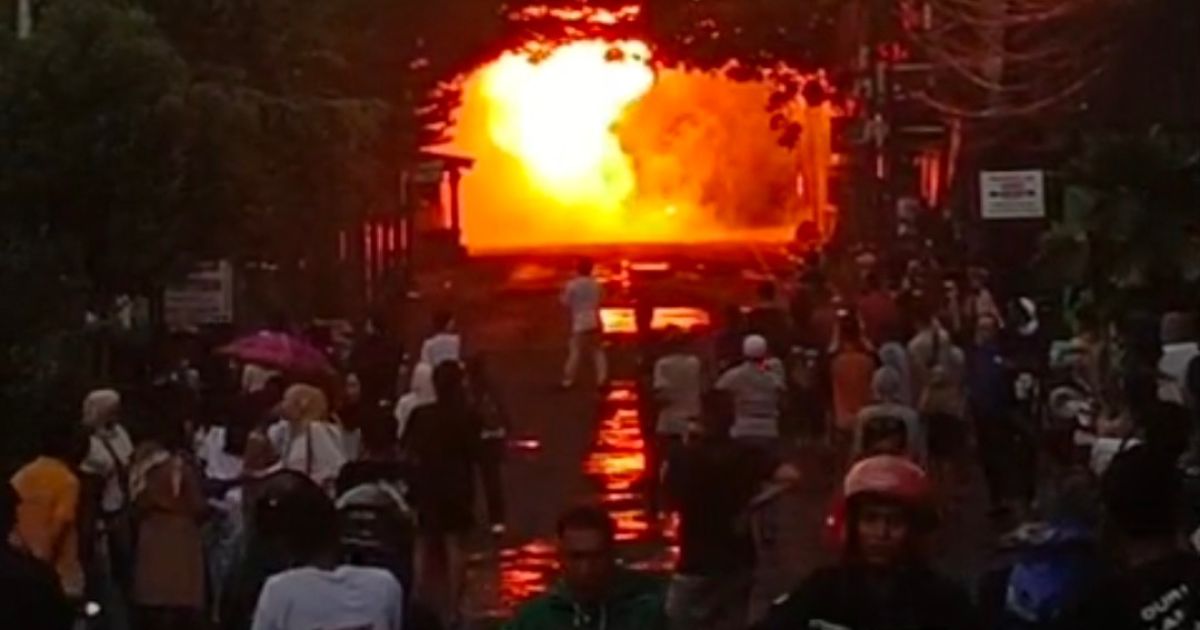 Mobil Pengangkut Gas Terbakar di Jalur Macet Arus Mudik+5 Citarik, Warga Panik dan Listrik Sekitar Padam.