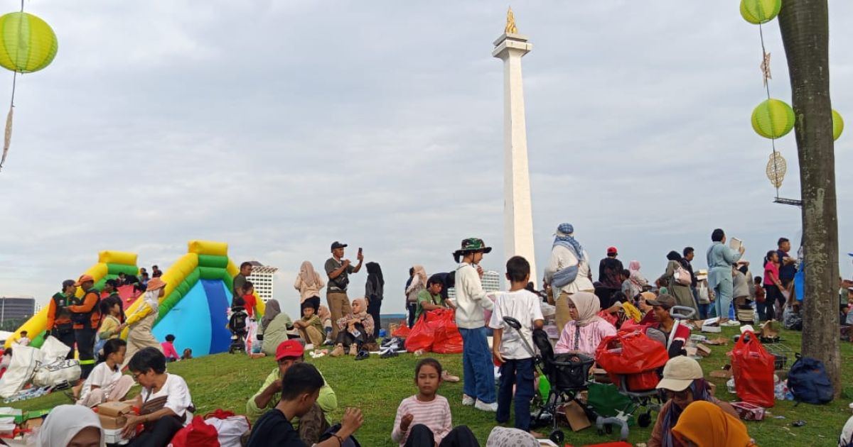 kegiatan Bazar Rakyat di kawasan Monumen Nasional (Monas), Sabtu(28/3).Foto Alek