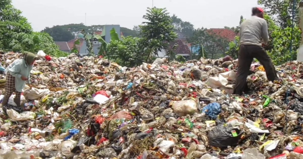 Pasca libur Lebaran, volume sampah di Kabupaten Subang mengalami lonjakan signifikan hingga mencapai sekitar 300 ton per hari.(Lek).
