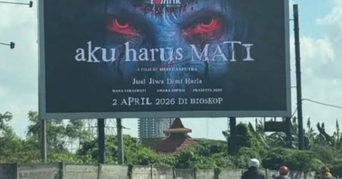 Salah satu iklan film di ruang terbuka yang banyak dikeluhkan masyarakat telah di turunkan.(Lek).
